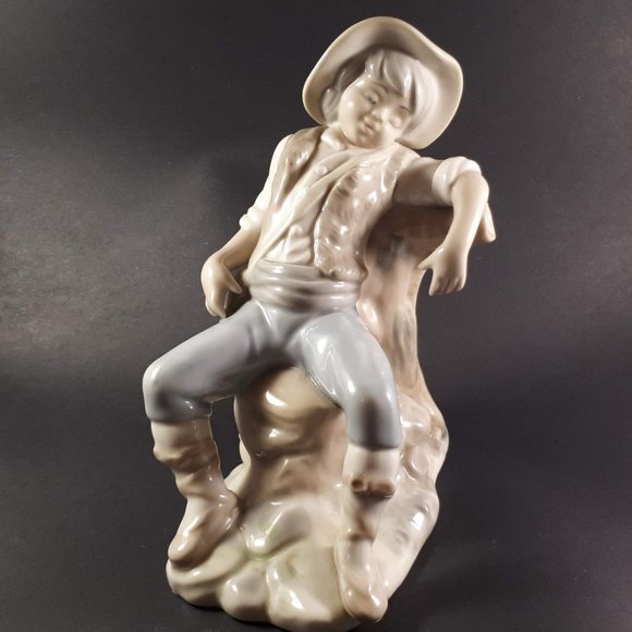 Tengra Spanish figurine boy sitting on beautiful shiny porcelain tree trunk - Picture 7 of 11